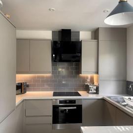 2 Bedroom Flat Bracknell Free Parking، فندق في براكنيل