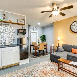 Backyard Oasis w/ Pool: Sunny Sumter Studio!, hotel v destinácii Sumter