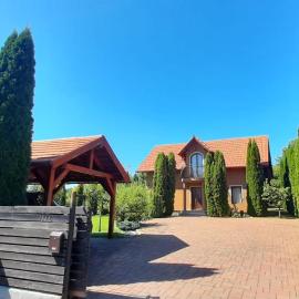 Simonfi Villa, hotel di Cîmpu Cetăţii
