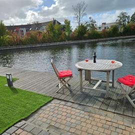 Lemmer House - Luxe familiehuis aan het water: Lemmer şehrinde bir otel