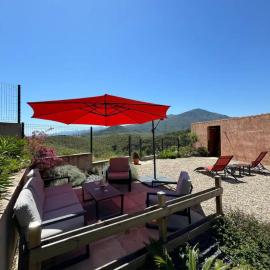 Très jolie mini villa douillette avec vue sur montagne, Hotel in Biguglia