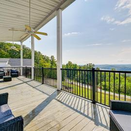 Nolin Lake Home w/ Decks & Fire Pit in Clarkson!, hotel Cub Run városában