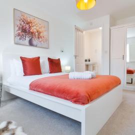 Modern Spacious 3 Bedroom House in Canterbury with En Suite and Free Parking Perfect for Contractors & Families, hotel en Canterbury