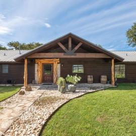 Guadalupe Bluff Log Cabin, Hotel in Kerrville
