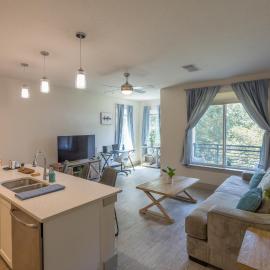 Riverwalk and Pool view Apt with King bed Infinity Pool Gym Free Parking, hotel in San Antonio