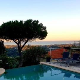 "Aux Balcons du Riou" avec vue mer 180 degrés, hotel in Vence