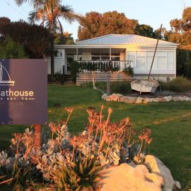 The Boathouse, a place to unwind & explore, hotel a Clayton Bay