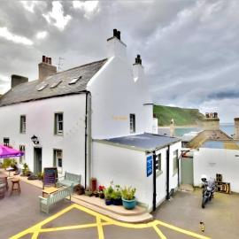 The Garden Arms Pub and Rooms، فندق في Gardenstown