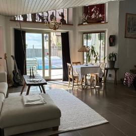 Unikt boende i egen del av hus nära stad och strand, hotel i Ystad