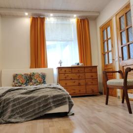 Suure terrassiga korter raudteejaama lähedal, hotel em Viljandi