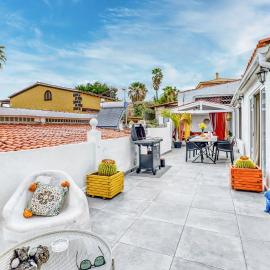 Family Villa with Terrace, Hot Tub, AC, Pool, View and Grill in Chayofa, hotel in Chayofa