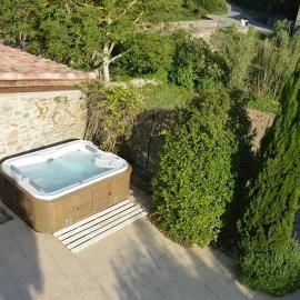 Luxury cottage with Jacuzzi in Saint-Polycarpe, готель у місті Saint-Polycarpe