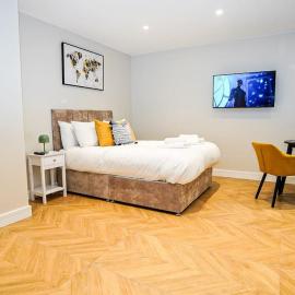 Beautiful Apartment Near LHR with Free Parking, hotel in Colnbrook