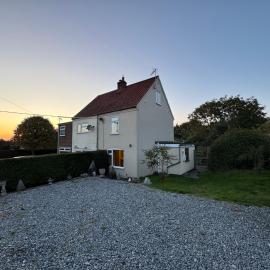 Holly Farm Cottage، فندق في Flixton