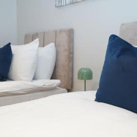 Beautiful Apartment Near LHR with Free Parking, Hotel in Colnbrook