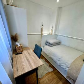 Cosy Single Room for ONE person, hotel in Bromley