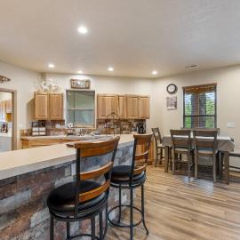 Bogie Bungalow - Walk to lake, bar & restaurant - Near golf course - AC - Fireplace - Pet Ok، فندق في Cascade