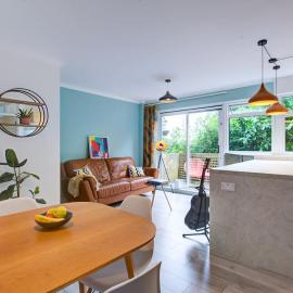 Stylish quiet garden flat with parking in London Zone 4