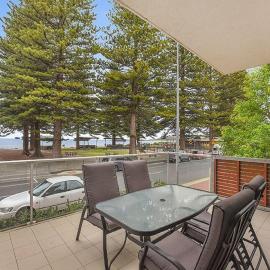 Breeze Beachfront Apartment, hotel in Victor Harbor
