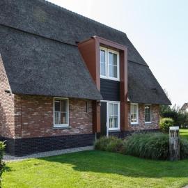 Villa by Tjeukemeer with Private Jetty, hótel í Delfstrahuizen