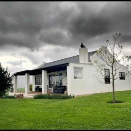 Babylons Tower Cottage, hotel in Caledon