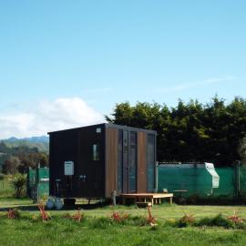 Okuti Cottage by Tiny Away, hotel in Wairau Valley