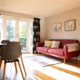 Stylish one bed apartment in the Stroud Valleys، فندق في Brimscombe