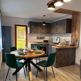 Tiny Hilltop Home, hotel sa Teşila