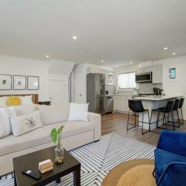 Fairfield Estate Coach House - 30-Day Stay, steps from Cook Street Village by Victoria Prime!, hótel í Victoria