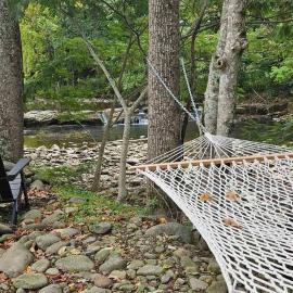 Lot 7 Tiny Home on the River, hotel di Cosby