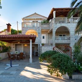 Apartments Sole، فندق في سومارتين