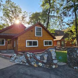 Knotty Pine Cabin with Artisan Stone Patio - Walk to Bass Lake, hotel in Bass Lake