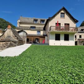 Maison Vidal, au pied de l'Aubrac、Coubisouのホテル