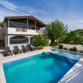 Apartment A2 with Terrace & Shared Pool - Free Parking