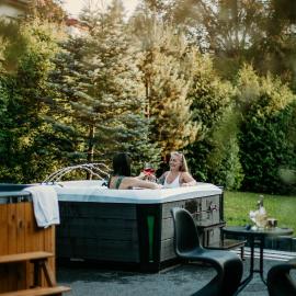 APARTAMENTY VILLA PIGMALION - sauna, jacuzzi, parking, ogród, hotel in Kudowa-Zdrój