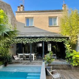 Family house Bordeaux centre, pool, garden, air conditioning, hotel in Bordeaux