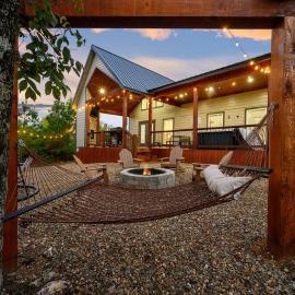 Under the Stars - Secluded, Hot Tub, Firepit, Games, hotel in Broken Bow