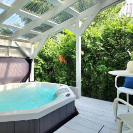 Boho Chic Tiny House - Hot Tub EV Chrger & Parking, hotel en Quebec