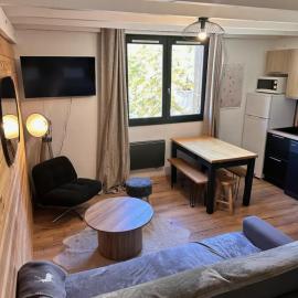 Studio avec mezzanine aménagée 2min des pistes, avec 1 chambre et 1 coin montagne, hotel in Vars