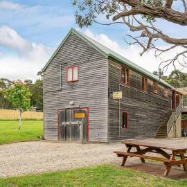The Wine Loft - A unique family getaway at Herons Rise Vineyard, Hotel in Kettering