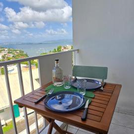 Studio cosy vue mer et équipé, hotel in Les Trois-Îlets