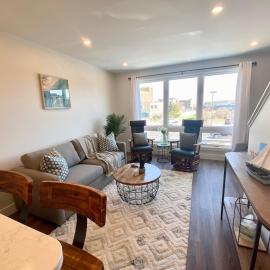 Downtown Condo with roof patio, отель в городе Траверс-Сити