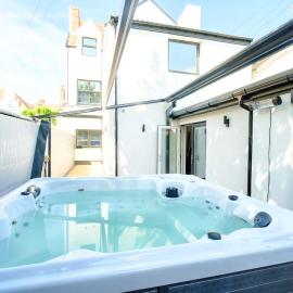 Curzon Family Home - Pet Friendly - Hot tub - Under New Management, Hotel in Llandudno