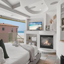 Stunning Oceanfront Boardwalk Condo - Spa, Steps2Beach, Parking & Fast Wifi!, hotel in San Diego