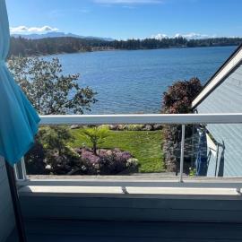 Aloha Cottage, Nanoose Bay - 2 Bdrm Oceanfront Unit with Private Deck, hotel a Nanoose Bay