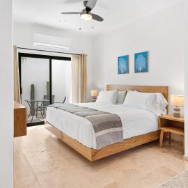 Pineda Suite #102 two blocks from the Malecon