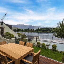 Lodges 6 - Lake views and close to town