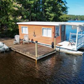 The Floater-A House Boat on Grant Island, Bham Lake, with HotTub, Boat, Pet Friendly, hotell sihtkohas Glenfield