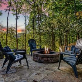 Mountain View, hot tub, fire pit, game room โรงแรมในแบลร์สวิลล์