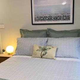 MEPLE Tiny Home, Pets Walk2Food WiFi Private Serene - Tassie Ferry Short Drive, hotel in Norlane
